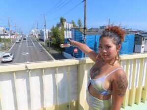 待ち合わせ場所の歩道橋の上で撮影