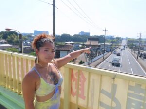 駐車場がある方向です。