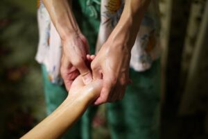 手の平のツボは「突き出た脳」