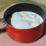ココナッツミルクを煮立たせる。