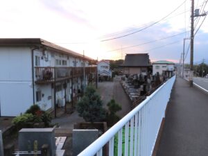 歩道橋を過ぎて､広田荘と墓地が見える眺め