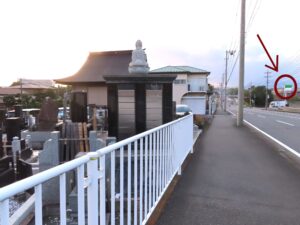 右前方にファミリーマートが見えます