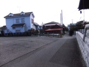 ここはお寺の駐車場なので､あくまでも一時的な「停車」でお願いします！