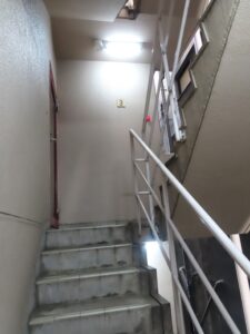 検定終了直後にビル内の階段を撮影