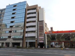 ロシア語検定会場のあるビル（真ん中）