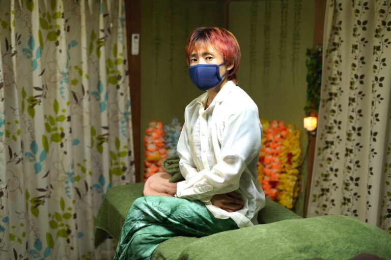 フィリピン男性の正装｟バロン･タガログ｠を着用しています。