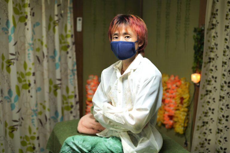 フィリピン男性の正装｟バロン･タガログ｠を着用しています。